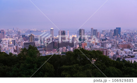 兵庫県神戸市 ビーナステラスから見る夕暮れの神戸市 兵庫県神戸市 ビーナステラスから見る夕暮れの神戸市 106929885