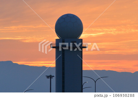 夕焼けとドップラーレーダー【新千歳空港】 106930288