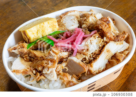 日本の岡山県のとても美味しく有名な鶏めし 日本の岡山県のとても美味しく有名な鶏めし 106930308