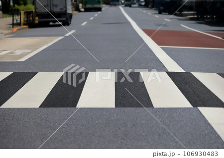 横断歩道　イメージ 106930483