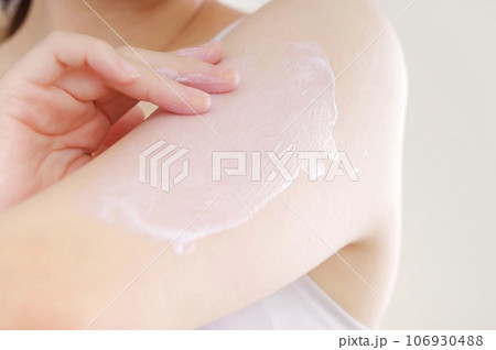 美容のために腕にクリームを塗る女性 美容のために腕にクリームを塗る女性 106930488
