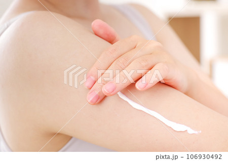 美容のために腕にクリームを塗る女性 106930492