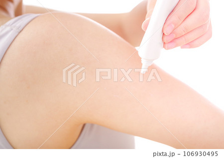 美容のために腕にクリームを塗る女性 美容のために腕にクリームを塗る女性 106930495