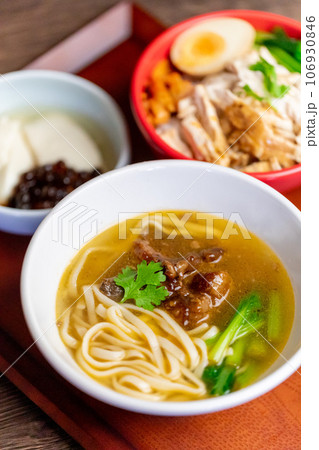 鶏肉飯(ジーローファン)と牛肉麺(ニュウロウミェン) 鶏肉飯(ジーローファン)と牛肉麺(ニュウロウミェン) 106930846
