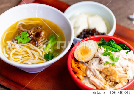 鶏肉飯（ジーローファン）と牛肉麺（ニュウロウミェン） 106930847