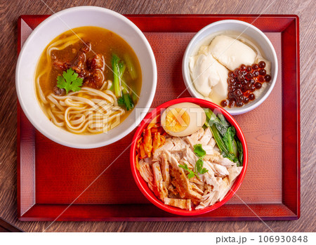 鶏肉飯(ジーローファン)と牛肉麺(ニュウロウミェン) 鶏肉飯(ジーローファン)と牛肉麺(ニュウロウミェン) 106930848