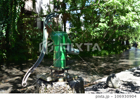 三島・源兵衛川の手押し井戸ポンプ 三島・源兵衛川の手押し井戸ポンプ 106930904