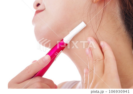 顔のムダ毛を電動トリマーで処理する女性 顔のムダ毛を電動トリマーで処理する女性 106930941