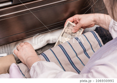 【たんすに札束を隠す主婦】 【たんすに札束を隠す主婦】 106930991