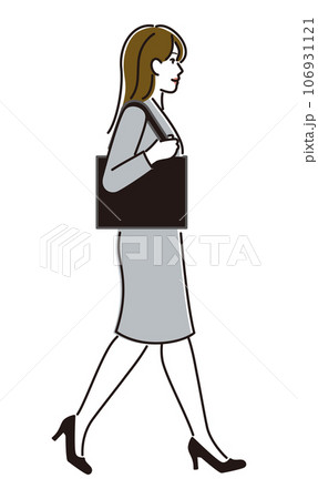 カバンを持って歩くスーツを着た女性 106931121