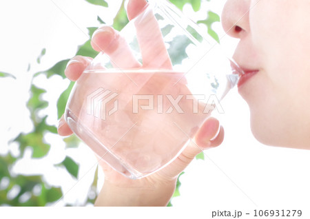 グラスのお水を飲む若い女性 106931279