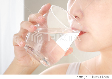 グラスのお水を飲む若い女性 106931280