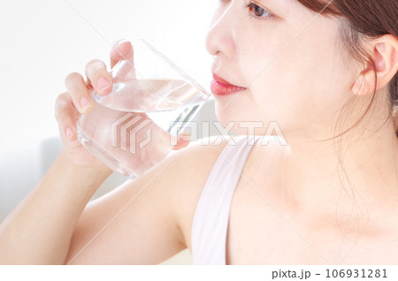 グラスのお水を飲む若い女性 グラスのお水を飲む若い女性 106931281