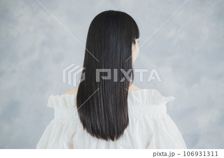 ロングヘアの女性 106931311