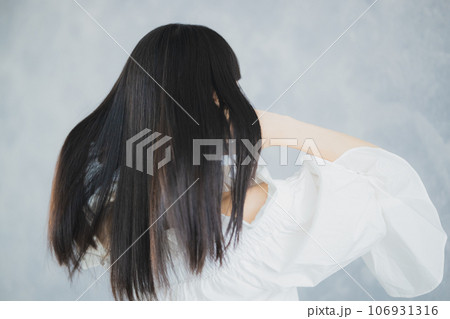 ロングヘアの女性 106931316