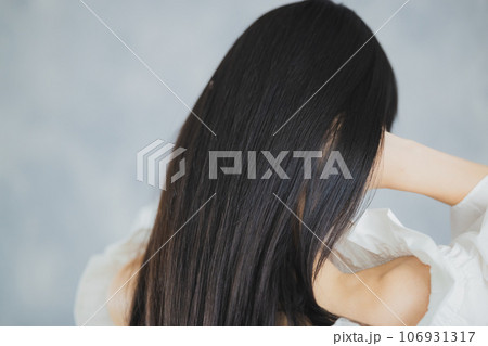 ロングヘアの女性 106931317