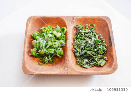 乾燥させた葱と生の葱 106931359