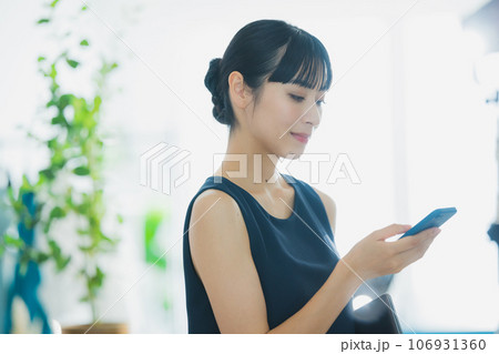 スマホを見る女性　 106931360