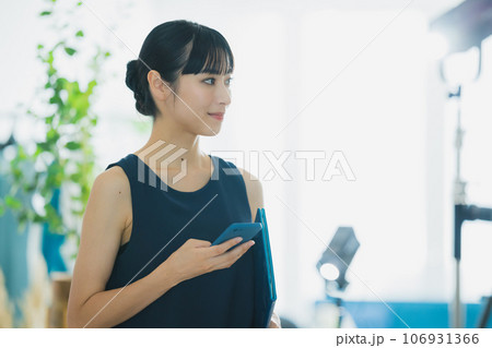 スマホを見る女性 スマホを見る女性 106931366