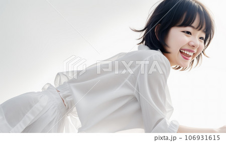 前かがみになっている笑顔の日本人女性 AI画像 前かがみになっている笑顔の日本人女性 AI画像 106931615