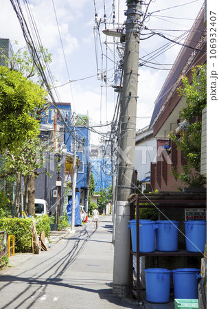 都会の路地 106932407