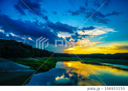 多摩湖・村山上貯水池の夕暮れ 106933150