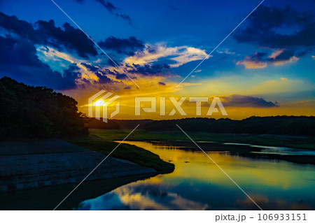 多摩湖・村山上貯水池の夕暮れ 多摩湖・村山上貯水池の夕暮れ 106933151