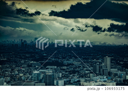 雲に覆われる東京の街 雲に覆われる東京の街 106933175