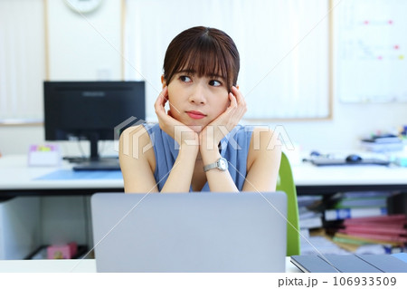 仕事のやる気が出ない女性会社員イメージ 106933509