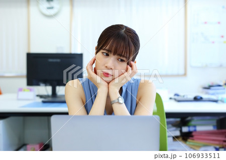 仕事のやる気が出ない女性会社員イメージ 仕事のやる気が出ない女性会社員イメージ 106933511