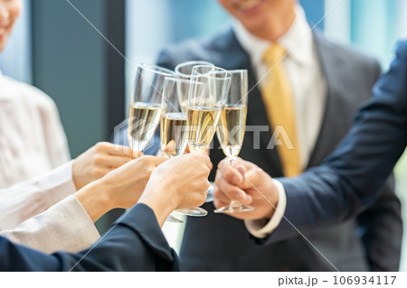 ビジネス　乾杯 106934117