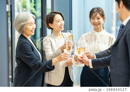 ビジネス　乾杯 106934127