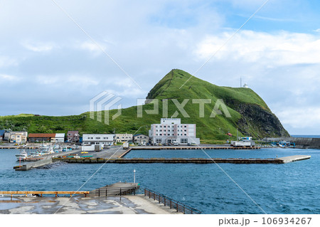 船上から眺める利尻島の鴛泊港とペシ岬の風景 106934267