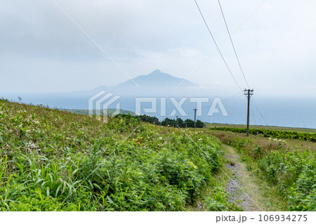 礼文島から見るうっすらと姿を見せる利尻山のシルエット 106934275