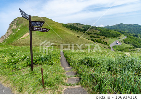 桃岩展望台コースの看板のある風景 106934310