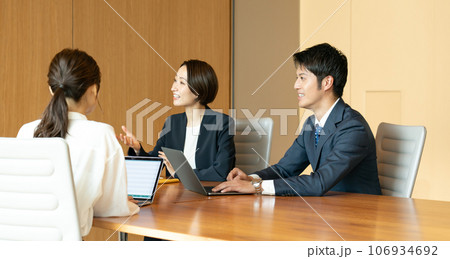 ビジネス　商談 106934692
