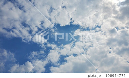 雲の空き間を抜けると向こうは青空 106934773