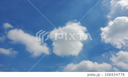 夏の青空と白い雲 夏の青空と白い雲 106934776