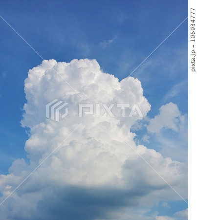 夏の青空と白い雲 106934777