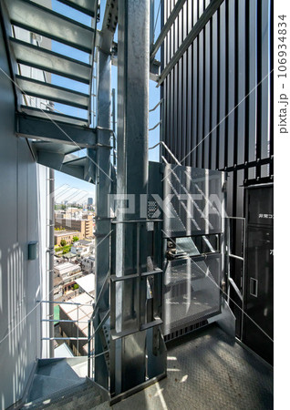 ビジネスビルの非常階段と消火設備 ビジネスビルの非常階段と消火設備 106934834