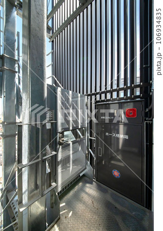 ビジネスビルの非常階段と消火設備 106934835