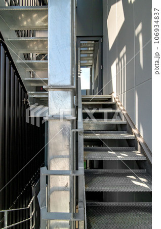 ビジネスビルの非常階段と消火設備 ビジネスビルの非常階段と消火設備 106934837
