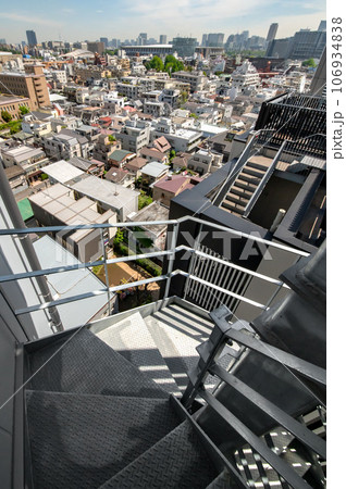 ビジネスビルの非常階段と消火設備 106934838