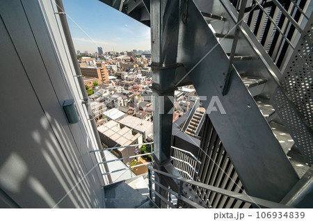 ビジネスビルの非常階段と消火設備 106934839