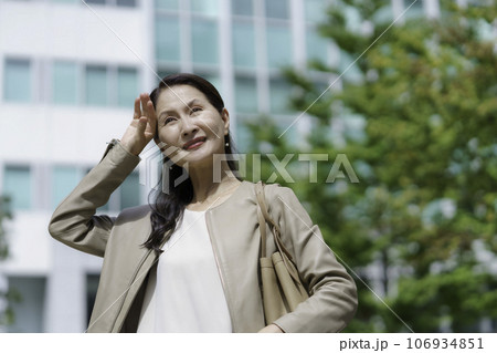 日差しを避けるシニア女性 106934851