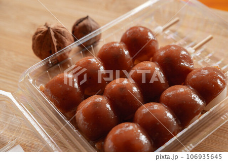 くるみしょうゆ味の串団子 106935645