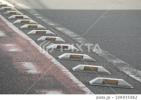 道路鋲ソーラーライト　センターライン 106935862