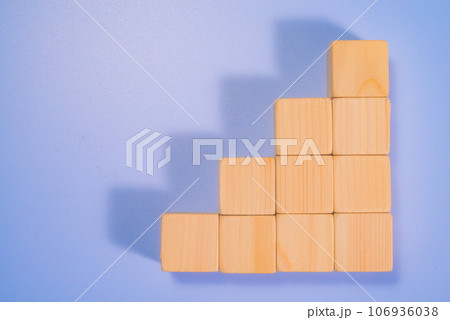 木のサイコロの素材画像 106936038