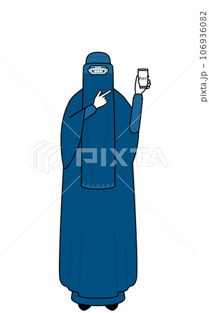 スマホのキャッシュレス・オンライン決済を勧めるブルカ姿のイスラム女性 スマホのキャッシュレス・オンライン決済を勧めるブルカ姿のイスラム女性 106936082