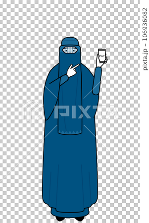 スマホのキャッシュレス・オンライン決済を勧めるブルカ姿のイスラム女性 スマホのキャッシュレス・オンライン決済を勧めるブルカ姿のイスラム女性 106936082